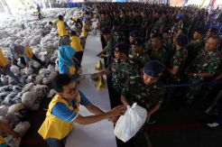 Ribuan Prajurit TNI AL Padati Pasar Murah Idul Fitri