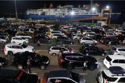 Pelabuhan Merak Dipadati Pemudik Tujuan Sumatera