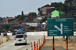 Pemudik Melintasi Tol Fungsional Batang-Semarang