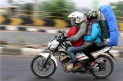 Dengan Muatan Penuh, Pemudik Motor Tancap Gas