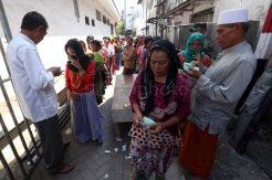 Ribuan Warga Antre Pembagian Zakat Mal Pengusaha Surabaya