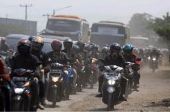 Jalan Berdebu Tak Menyurutkan Semangat Pemudik Motor