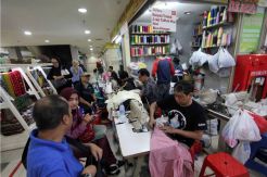 Jelang Lebaran Penjahit Pasar Mayestik Kebanjiran Order