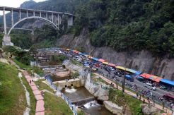 Libur Lebaran, Warga Menikmati Keindahan Kelok 9