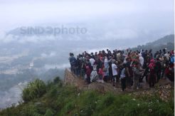 Menikmati Hamparan Awan di Puncak Kampung Lolai