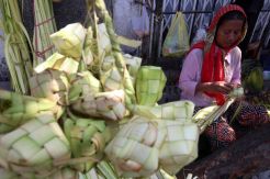 Penjual Kulit Ketupat Diburu Warga