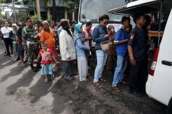 Warga Antre Urus SIM Pasca Libur Lebaran
