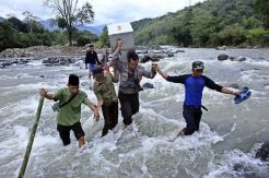 Petugas Distribusikan Logistik Pilgub Sulsel ke Pelosok Maros