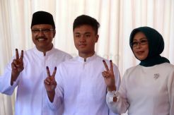 Gus Ipul Celupkan Dua Jari Usai Nyoblos di TPS 03 Gayungan Surabaya