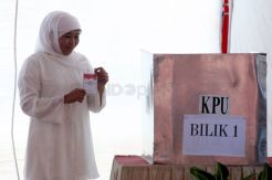 Cagub Khofifah Indar Parawansa Gunakan Hak Pilih di TPS 16 Jemursari Surabaya