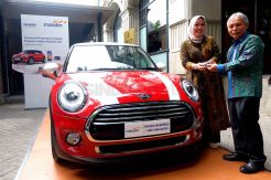 Bank Mandiri Serahkan Mini Cooper Bagi Nasabah Pemenang Undian Mandiri EDC