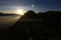 Warga Hindu Tengger Gelar Upacara Nyadnya Kasada