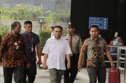 Gubernur Aceh Irwandi Yusuf Tiba di Gedung KPK