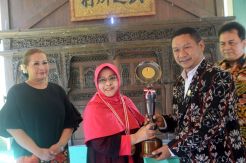 Waldjinah Terima Penghargaan Sebagai Maestro Keroncong Dunia