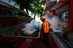 Petugas Fogging Asrama Haji Jelang Kedatangan Calhaj
