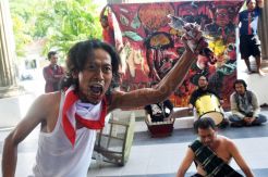 Petani Gelar Aksi Protes Pengurugan Areal Tambak Terboyo Kulon