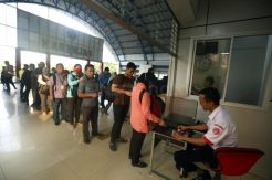 Penupang KRL Antre Beli Karcis Kertas