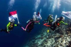 Istri Kapolri Bawa Obor Asian Games 2018 Menyelam di Raja Ampat