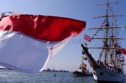 KRI Dewaruci Bawa Obor Asian Games Menuju Makassar