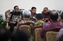 Wapres Serahkan Penghargaan Jaminan Sosial Ketenagakerjaan