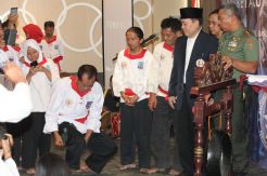 Aksi Ketua Komisi I DPR Mematahkan Batang Pompa di Munas Merpati Putih
