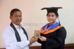 Lulusan Sarjana Termuda Undip Terima Penghargaan Leprid