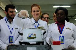 Mahasiswa Asing Belajar Membuat Jamu Tradisional di Ubaya Surabaya
