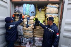 KRI Hiu-634 dan SFQR Lantamal V Gagalkan Penyelundupan Pakain Bekas dari Cina dan Taiwan