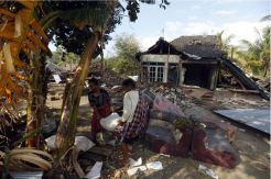 Warga Kecamatan Gangga Lombok Utara Mulai Bersihkan Puing Rumah