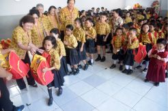 Ratusan Siswa Kuncup Melati Dapatkan Peralatan Sekolah Gratis