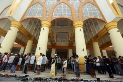 Warga Tetap Melaksanakan Salat Jumat di Mesjid Islamic Center Mataram