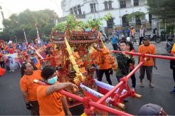 Arak-Arakan Patung Kimsin Sambut HUT Kedatangan Laksamana Cheng Ho