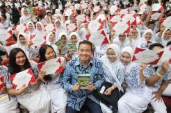 LSI Denny JA Terima Penghargaan Rekor Dunia Pendidikan Politik