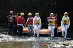 Upacara Hari Kemerdekaan RI di Tengah Sungai Ciliwung