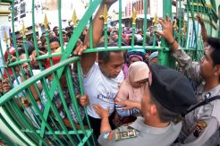 Ribuan Warga Antre Daging Kurban di Masjid Kauman Semarang