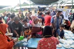 Ratusan Warga Makan Bersama Sajian Kurban