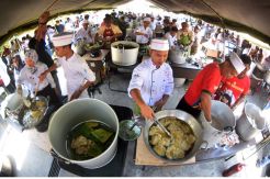Rekor Menggoreng dan Makan Mendoan Tercatat di Purwokerto