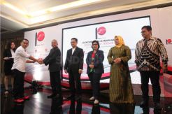 Agus Hermanto Terima Penghargaan Wakil Rakyat Terbaik