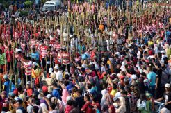 2.013 Warga Sumenep Ciptakan Rekor Egrang Berkostum Unik