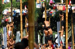 Lomba Panjat Betung Ramaikan HUT Ke-73 DPR RI