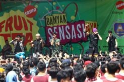 Boyband CNCO Meriahkan Fruit Tea School Sensation