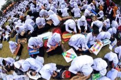 2.000 Mahasiswa Catat Rekor Membuat dan Memainkan Dakon dari Barang Bekas