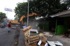 Puluhan Lapak Semi Permanen di Jalan Barata Jaya Surabaya Digusur