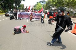 Tolak Politik Adu Domba, Buruh Gelar Aksi Teaterikal