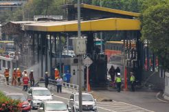 Gerbang Tol Pejompongan Terbakar
