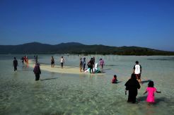 Menikmati Hamparan Pasir Di Ujung Gantungan Karimunjawa