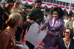TNI Pecahkan Rekor Muri Membatik dengan Canting