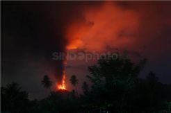 Gunung Soputan Semburkan Lava Pijar
