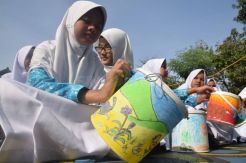 822 Siswa Melukis Pada 2.018 Kaleng Bekas