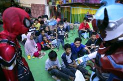 Relawan Hibur Anak-anak Pengungsi Bencana Sulteng